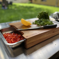 Schneidebrett mit Schalen