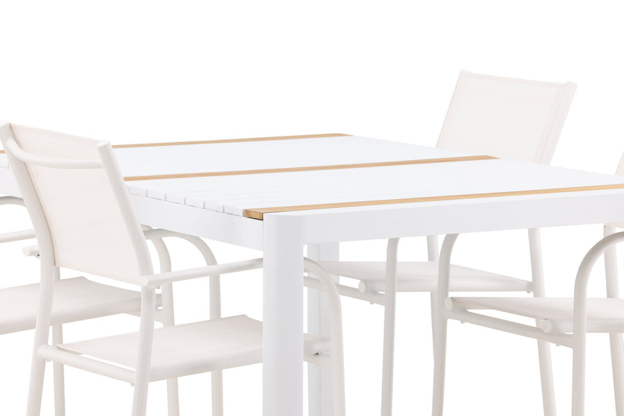 Der Esstisch Togo mit den Stühlen Santorini 