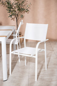 Der Esstisch Togo mit den Stühlen Santorini 